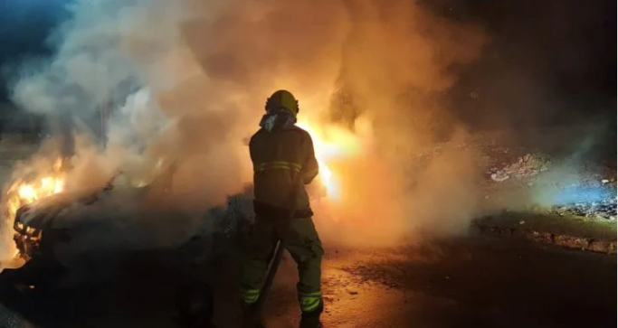 Condutor atropela crianças não presta socorro e tem carro incendiado no sul de Minas