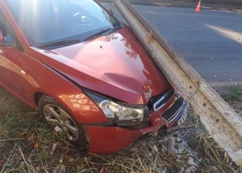 Motorista atinge poste em Andradas