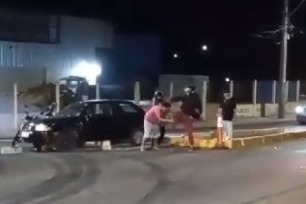 VÍDEO: Condutor tenta fugir depois de acidente e é agredido por motociclistas