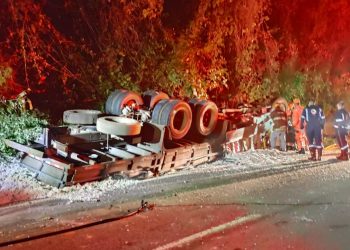 Motorista morre em capotamento de caminhão no Marco Divisório