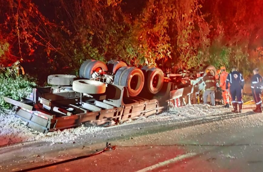 Motorista morre em capotamento de caminhão no Marco Divisório