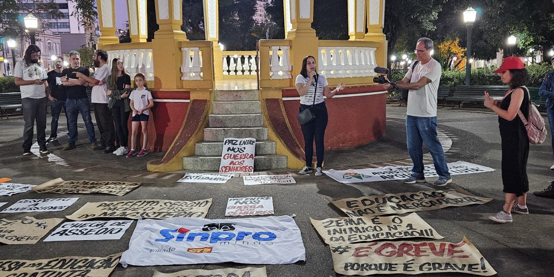 Servidores e estudantes fazem protesto no centro de Poços de Caldas