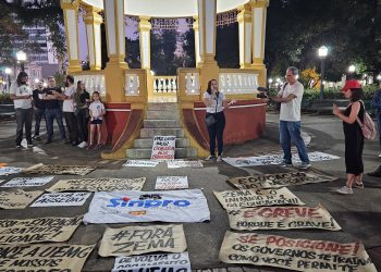 Servidores e estudantes fazem protesto no centro de Poços de Caldas