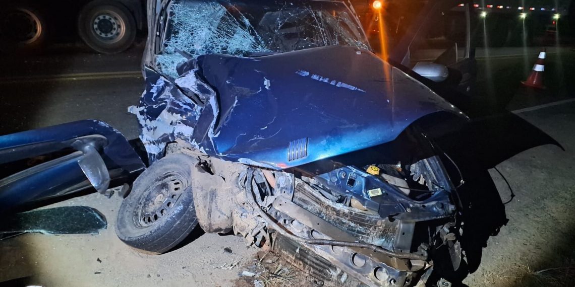 Carro trafega na contramão e bate de frente com caminhão em Andradas