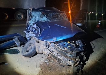 Carro trafega na contramão e bate de frente com caminhão em Andradas