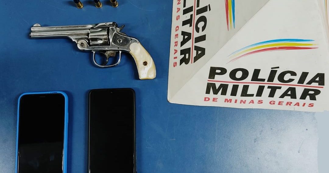 Dupla é presa com revólver e munições em Poços de Caldas