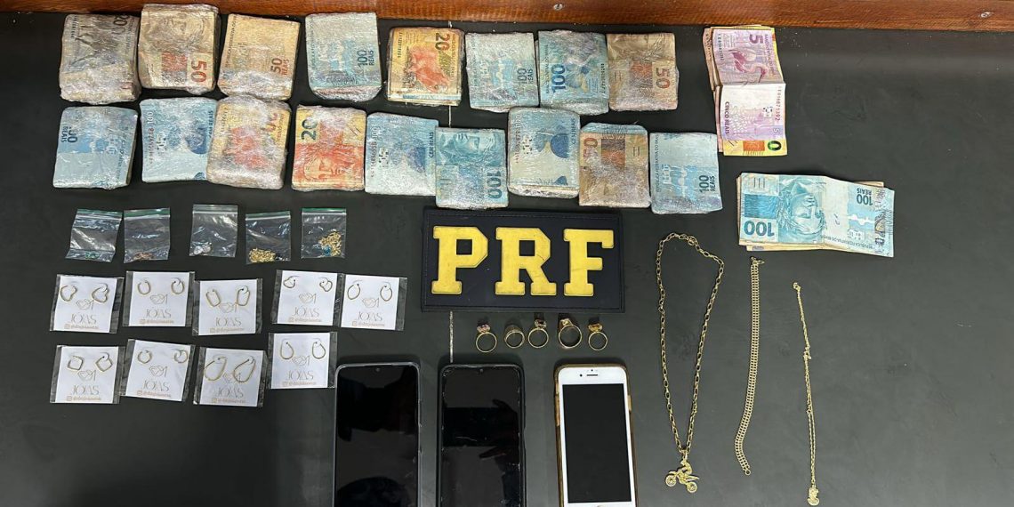 PRF apreende joias, maconha e R$ 19 mil escondidos em carro no Sul de Minas