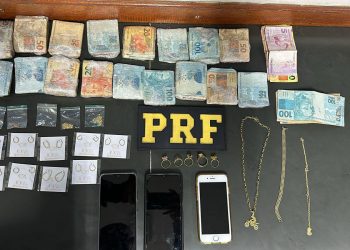 PRF apreende joias, maconha e R$ 19 mil escondidos em carro no Sul de Minas