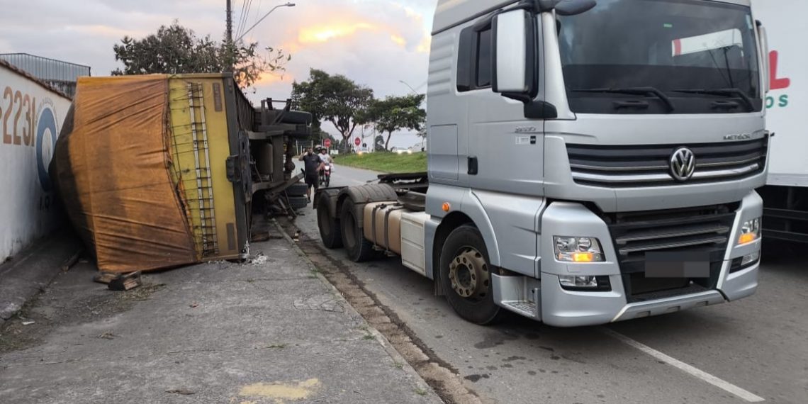 Carreta com carga de arroz tomba em Poços de Caldas