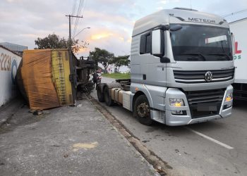 Carreta com carga de arroz tomba em Poços de Caldas