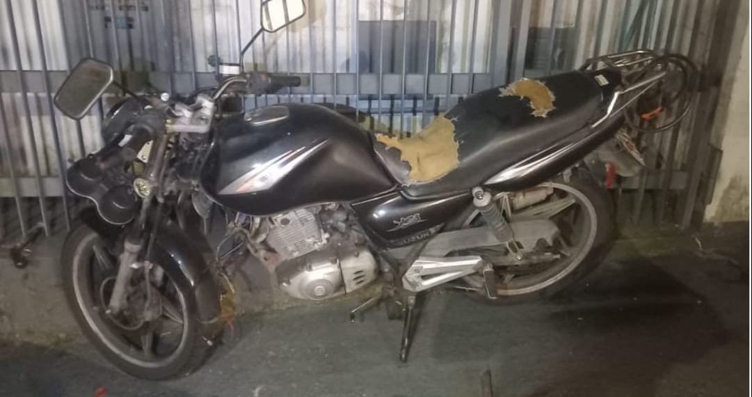 Suspeito é preso em flagrante desmanchando motocicleta furtada em Poços de Caldas