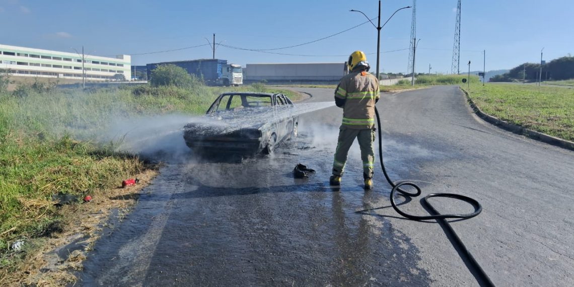 Carro pega fogo no Distrito Industrial em Poços de Caldas