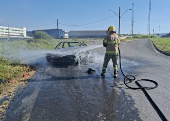 Carro pega fogo no Distrito Industrial em Poços de Caldas