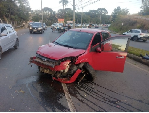 Idosa perde o controle e bate o carro na Avenida Edmundo Cardillo