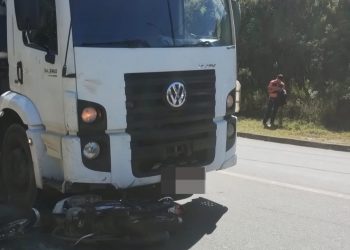 Acidente entre caminhão e motocicleta deixa duas pessoas feridas em Poços de Caldas