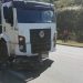 Acidente entre caminhão e motocicleta deixa duas pessoas feridas em Poços de Caldas