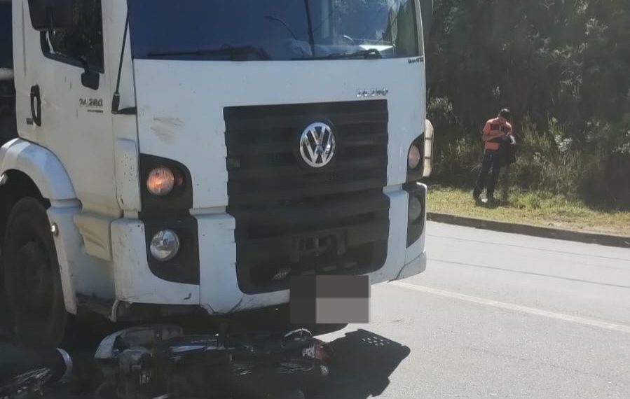 Acidente entre caminhão e motocicleta deixa duas pessoas feridas em Poços de Caldas