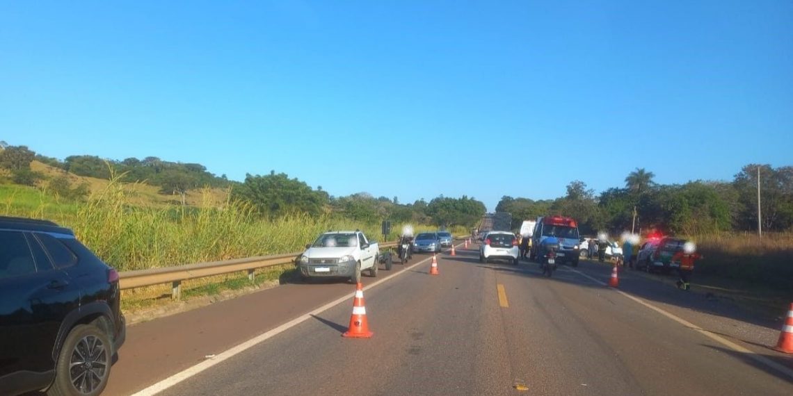 4 pessoas ficam feridas em acidente entre carro e utilitária na SP-344