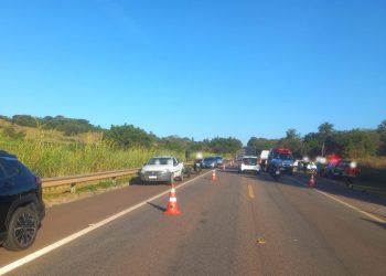 4 pessoas ficam feridas em acidente entre carro e utilitária na SP-344