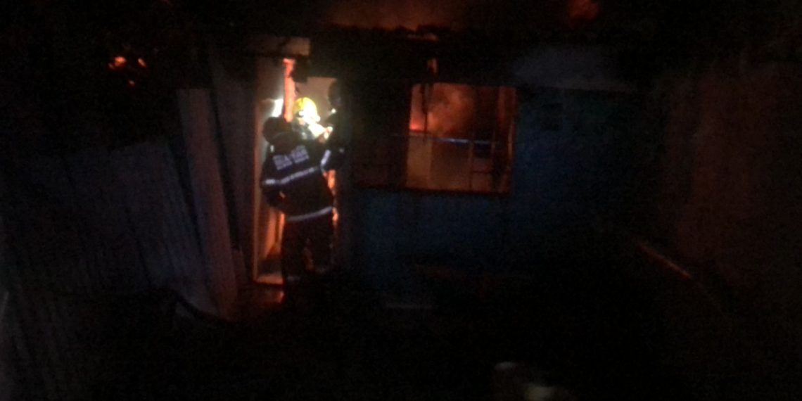 FOTOS: Bombeiros combatem incêndio intenso na COHAB de Poços