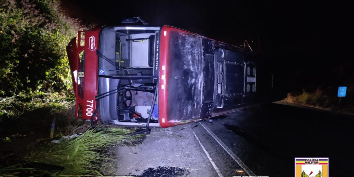 Ônibus tomba com 32 passageiros no Sul de Minas