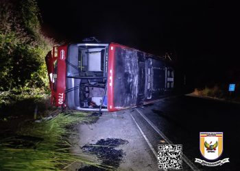 Ônibus tomba com 32 passageiros no Sul de Minas