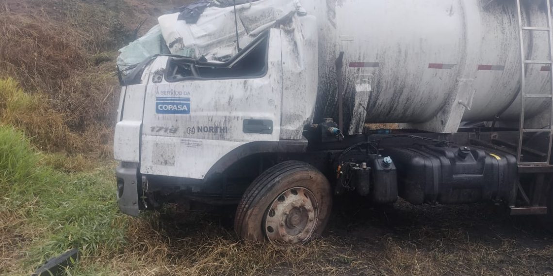 Caminhão-tanque da Copasa capota em estrada do Sul de Minas