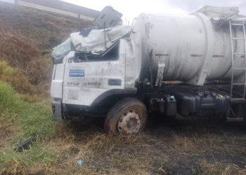 Caminhão-tanque da Copasa capota em estrada do Sul de Minas