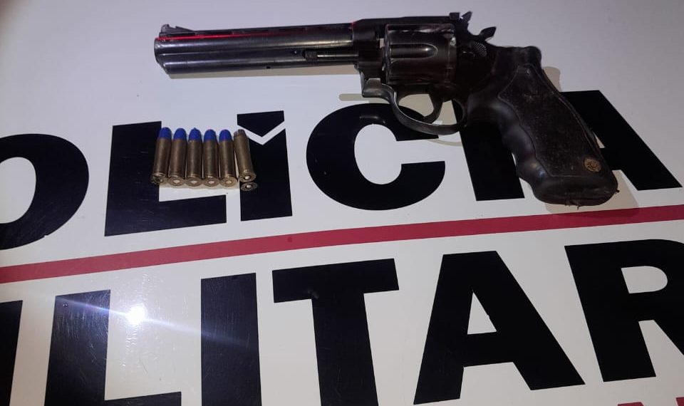 Briga entre casal, motivada por ciúmes, termina com tiros no centro de Poços