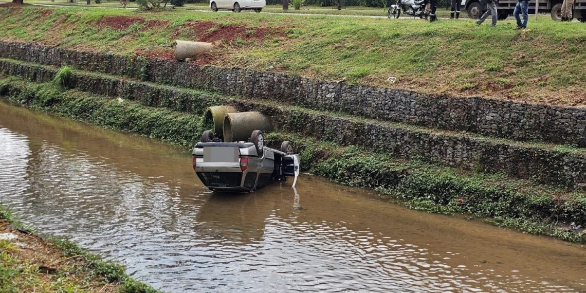 Condutor passa mal e cai com carro em ribeirão em Poços de Caldas