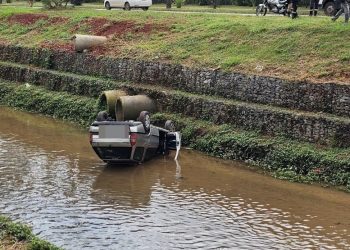 Condutor passa mal e cai com carro em ribeirão em Poços de Caldas