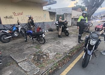 Condutor inabilitado é contido ao tentar fugir de blitz em Poços de Caldas