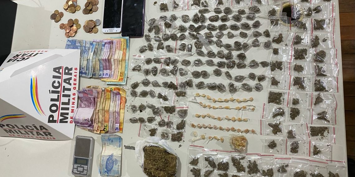 Adolescente é apreendido com 186 buchas de maconha e 44 pedras de crack
