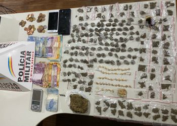 Adolescente é apreendido com 186 buchas de maconha e 44 pedras de crack