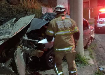 Carro bate em poste e muro em Poços de Caldas e jovens ficam entre ferragens