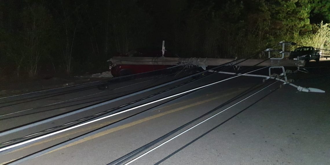 Motorista alcoolizado derruba 6 postes de energia em Poços de Caldas