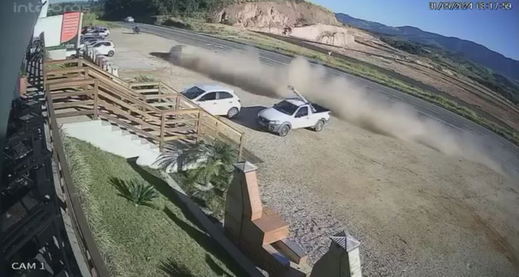 VÍDEO: mulher perde controle de carro e atinge outros quatro veículos na MG-455; dois ficam feridos