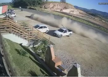 VÍDEO: mulher perde controle de carro e atinge outros quatro veículos na MG-455; dois ficam feridos