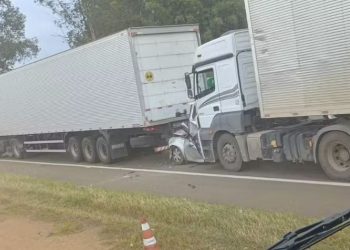 Homem morre após carro ser esmagado entre duas carretas na Fernão Dias