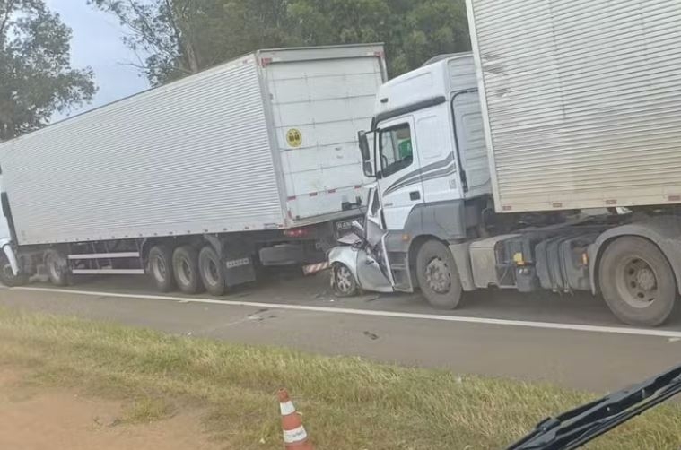 Homem morre após carro ser esmagado entre duas carretas na Fernão Dias
