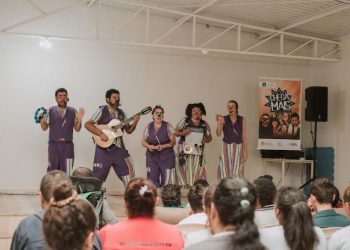 Banda de palhaços se apresenta nas Apaes de Machado e Andradas