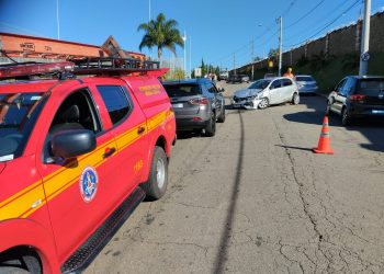 Carro capota após colidir contra outro veículo em Poços de Caldas
