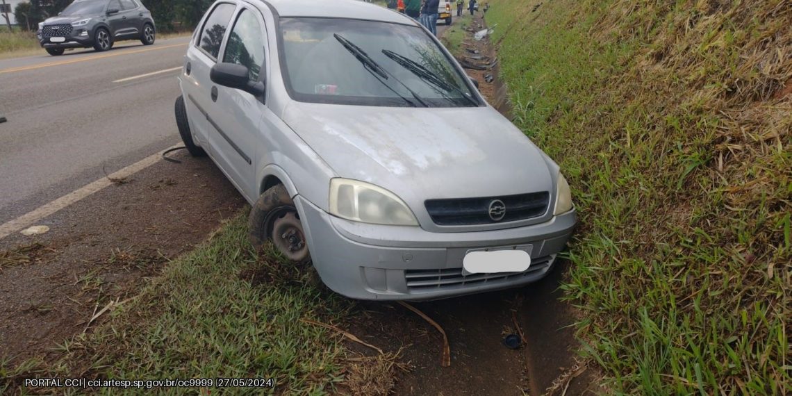 Acidente entre carro e caminhão é registrado em São João da Boa Vista