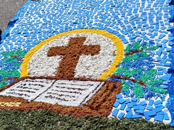 CORPUS CHRISTI | Fiéis confeccionam tapetes em Poços de Caldas