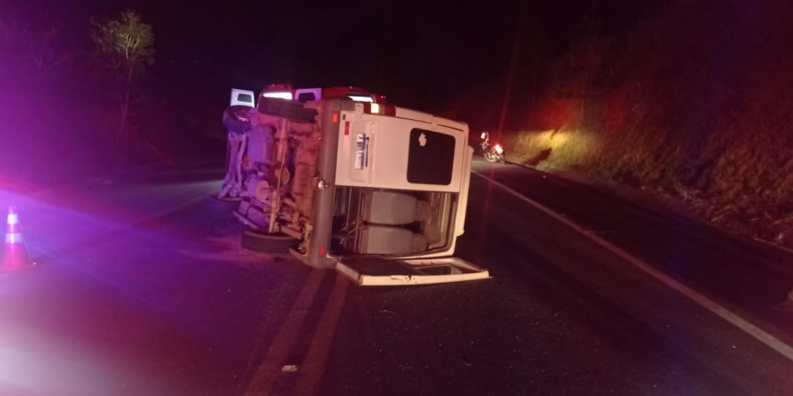 Colisão entre van escolar e carro deixa 10 pessoas feridas em Caldas