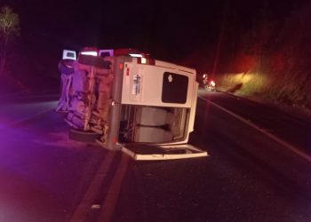 Colisão entre van escolar e carro deixa 10 pessoas feridas em Caldas