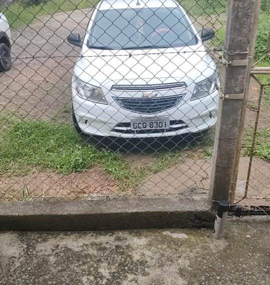 Motorista de aplicativo pula de carro em movimento após ser rendida por assaltantes