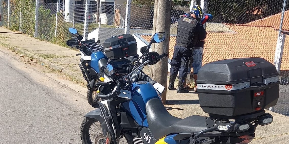 Adolescente apreendido por tráfico de drogas em frente à escola em Poços de Caldas
