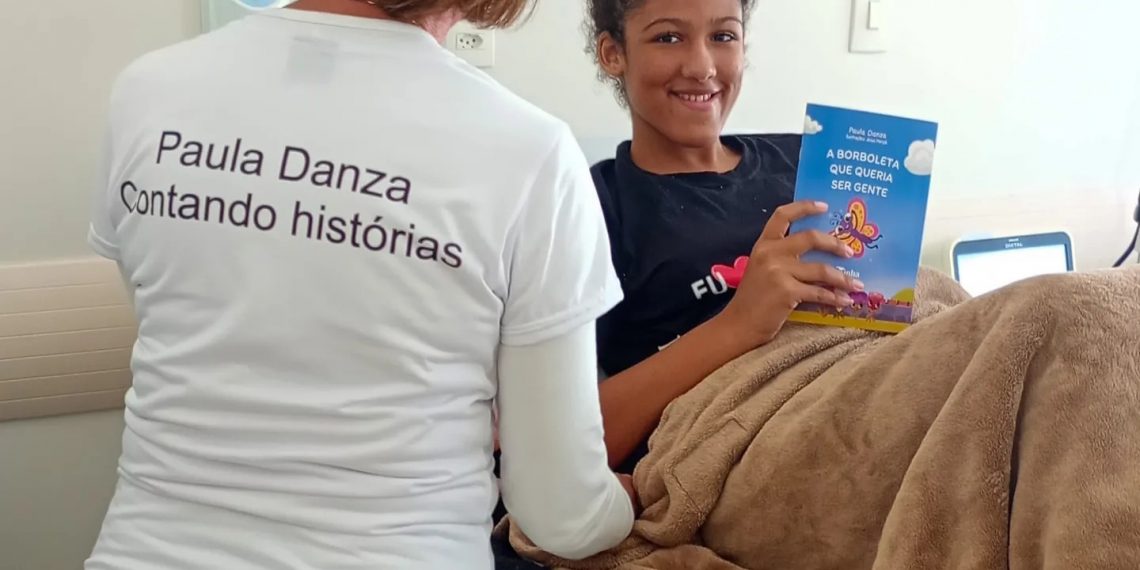 Escritora leva encanto e conforto às crianças da Santa Casa de Poços de Caldas