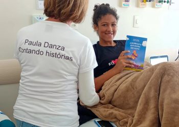 Escritora leva encanto e conforto às crianças da Santa Casa de Poços de Caldas